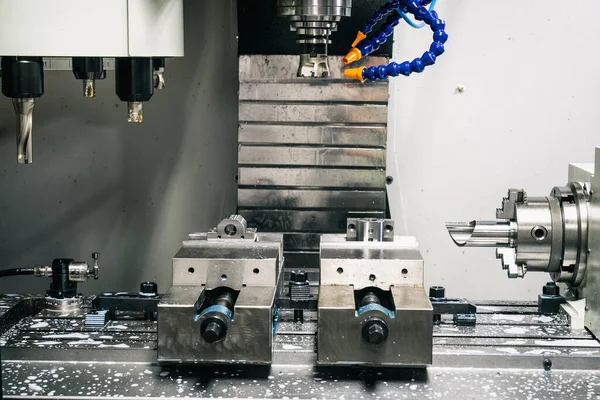 クーラント付き金属加工Cnc旋盤フライス盤 アルミニウムの片を粉砕する Cncマシン上の工業用金属加工切断プロセス — ストック写真