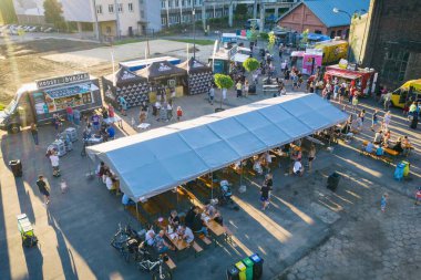 Yemek kamyonu mitingi, Dabrowa Gornicza 'da fast food partisi, Silesia Poland hava aracı görüntüsü.