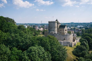 Bedzin 'deki Kale, Silesia Poland' daki taş kraliyet kalesi hava aracı görüntüsü.