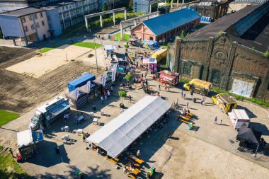 Yemek kamyonu mitingi, Dabrowa Gornicza 'da fast food partisi, Silesia Poland hava aracı görüntüsü.