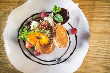 Kızarmış çoban peyniri ve kızılcık. Ahşap bir masada akşam yemeği aperatifi. Geleneksel Polonyalı Ünlü Mutfak