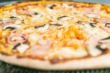 Fırından pizza çıktı. Jambon mantarlı fırın pişmiş pizza. Yakın görüş.