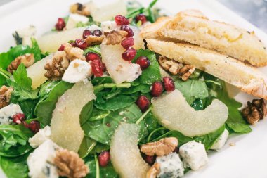 Kurutulmuş kirazlı armut salatası, şekerli ceviz ve gorgonzola peyniri. Cevizli karamelize armut salatası.