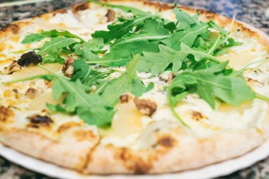 Fırından pizza çıktı. Armut ve fındıklı fırında pizza. Yakın görüş.