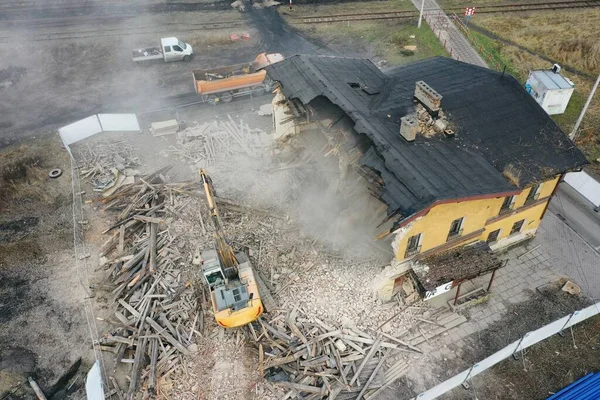 Gelber Bagger Zerstört Gebäude Schwerlastmaschinen Reißen Ein Backsteingebäude Abriss Des — Stockfoto