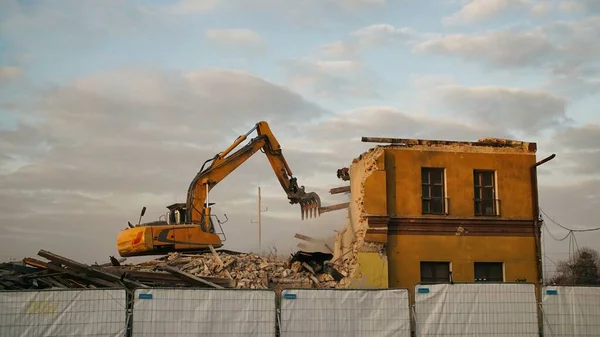 Žlutý Bagr Ničí Budovu Těžký Stroj Bourá Cihlovou Budovu Demolice — Stock fotografie