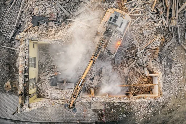 Excavadora Amarilla Destruye Edificio Máquina Pesada Está Demoliendo Edificio Ladrillo — Foto de Stock