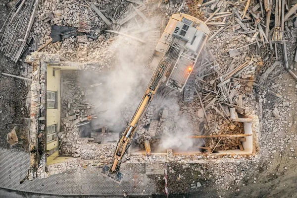 Gelber Bagger Zerstört Gebäude Schwerlastmaschinen Reißen Ein Backsteingebäude Abriss Des Stockbild
