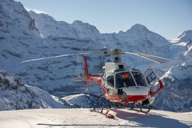 Hihg dağlarında helikopter, İsviçre 'nin Jungfrauregion bölgesindeki İsviçre alplerinde helikopter.