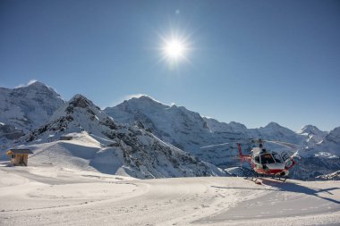 Hihg dağlarında helikopter, İsviçre 'nin Jungfrauregion bölgesindeki İsviçre alplerinde helikopter.