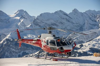 Hihg dağlarında helikopter, İsviçre 'nin Jungfrauregion bölgesindeki İsviçre alplerinde helikopter.
