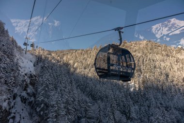 Gondol Grindelwald 'daki terminalden Mannlichen' e gidiyor. İsviçre 'de Jungfrauregion' de kayak kaldırma