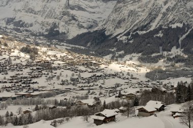 İsviçre 'nin Bern kantonundaki Interlaken Oberhasli bölgesinde Lauterbrunnen köyü. Lauterbrunnen Vadisi Kış zamanı.