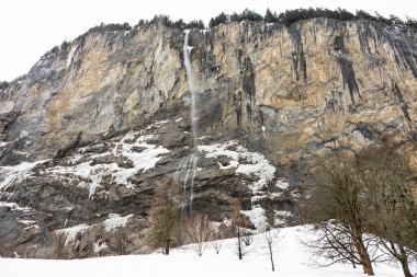 İsviçre 'nin Bern kantonundaki Interlaken Oberhasli bölgesinde Lauterbrunnen köyü. Lauterbrunnen Vadisi Kış zamanı.