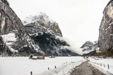 İsviçre 'nin Bern kantonundaki Interlaken Oberhasli bölgesinde Lauterbrunnen köyü. Lauterbrunnen Vadisi Kış zamanı.