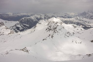 Kışın İsviçre dağlarının manzarası. Schilthorn Piz Gloria zirvesi. İsviçre 'nin Jungfrauregion bölgesindeki İsviçre Alpleri
