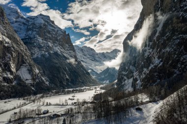 İsviçre 'nin Bern kantonundaki Interlaken Oberhasli bölgesinde Lauterbrunnen köyü. Lauterbrunnen Vadisi Kış zamanı.