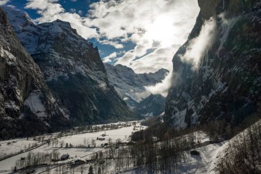 İsviçre 'nin Bern kantonundaki Interlaken Oberhasli bölgesinde Lauterbrunnen köyü. Lauterbrunnen Vadisi Kış zamanı.