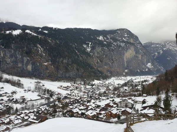 瑞士伯尔尼州因特拉肯奥伯哈斯利区Lauterbrunnen村Lauterbrunnen山谷冬季 — 图库照片