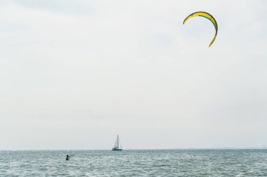İnsanlar denizde uçurtma sörfü ya da uçurtma sörfü ile yüzerler. Yaz sporu uçurtma uçurmayı öğreniyor. Jastarnia, Polonya ve Avrupa 'daki Puck Bay' de uçurtma sörfü