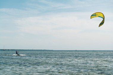 İnsanlar denizde uçurtma sörfü ya da uçurtma sörfü ile yüzerler. Yaz sporu uçurtma uçurmayı öğreniyor. Jastarnia, Polonya ve Avrupa 'daki Puck Bay' de uçurtma sörfü