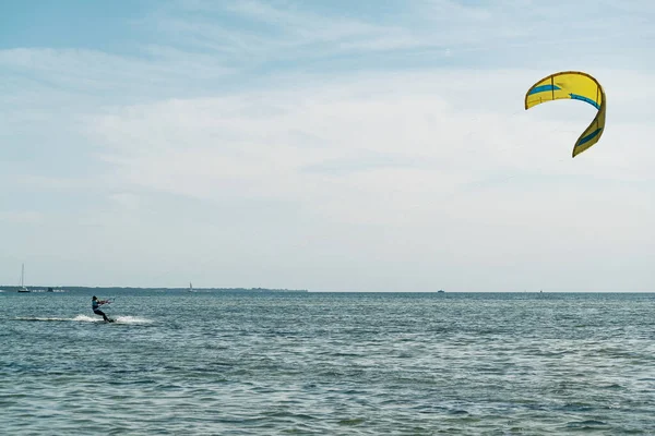 İnsanlar denizde uçurtma sörfü ya da uçurtma sörfü ile yüzerler. Yaz sporu uçurtma uçurmayı öğreniyor. Jastarnia, Polonya ve Avrupa 'daki Puck Bay' de uçurtma sörfü