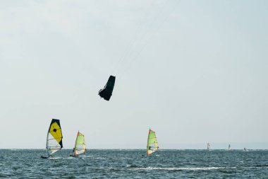 Kiteboard ya da uçurtma kurtarma numaraları. Yaz sporu uçurtma uçurmayı öğreniyor. Jastarnia, Polonya ve Avrupa 'daki Puck Bay' de uçurtma sörfü