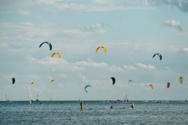 İnsanlar denizde uçurtma sörfü ya da uçurtma sörfü ile yüzerler. Yaz sporu uçurtma uçurmayı öğreniyor. Jastarnia, Polonya ve Avrupa 'daki Puck Bay' de uçurtma sörfü