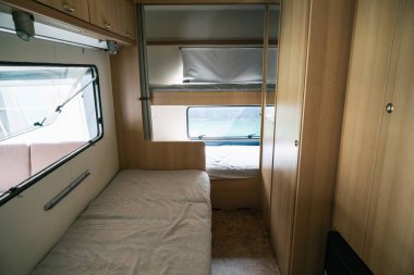 Karavanda, karavanda tatil. Kamp karavanının özel odaları. Polonya 'da kamp tatili