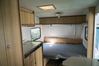 Karavanda, karavanda tatil. Kamp karavanının özel odaları. Polonya 'da kamp tatili