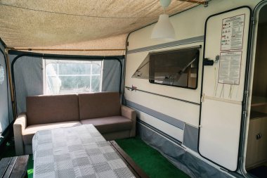 Karavanda, karavanda tatil. Kamp karavanının özel odaları. Polonya 'da kamp tatili