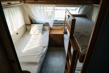 Karavanda, karavanda tatil. Kamp karavanının özel odaları. Polonya 'da kamp tatili