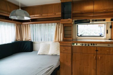 Karavanda, karavanda tatil. Kamp karavanının özel odaları. Polonya 'da kamp tatili