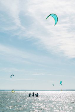 İnsanlar denizde uçurtma sörfü ya da uçurtma sörfü ile yüzerler. Yaz sporu uçurtma uçurmayı öğreniyor. Jastarnia, Polonya ve Avrupa 'daki Puck Bay' de uçurtma sörfü