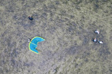 İnsanlar denizde uçurtma sörfü ya da uçurtma sörfü ile yüzerler. Yaz sporu uçurtma uçurmayı öğreniyor. Jastarnia, Polonya 'daki Puck Bay' de uçurtma sörfü, Avrupa 'nın insansız hava aracı görüntüsü