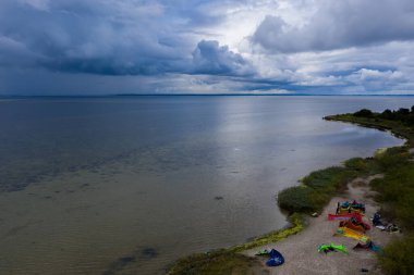 Baltık Denizi kıyısının Jastarnia, Hel yarımadasındaki hava aracı görüntüsü. Polonya 'daki Puck Körfezi' nin yanındaki Drak bulutları.