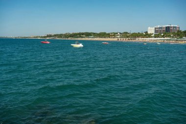 Türk Rivierası 'ndaki sahilin manzarası. Kenar, Akdeniz Kıyısı, Antalya 'daki Turistik Plaj, Türkiye 