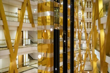 Lüks otelin lobisindeki ana merdiven, altın pahalı lüks otel. Güzel lambaları ve asansörleri olan otelin altın tasarımı. Türkiye 'nin Antalya kentinde tatil beldesi