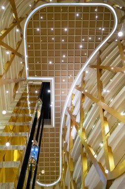 Lüks otelin lobisindeki ana merdiven, altın pahalı lüks otel. Güzel lambaları ve asansörleri olan otelin altın tasarımı. Türkiye 'nin Antalya kentinde tatil beldesi