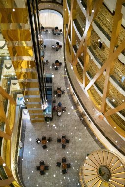 Lüks otelin lobisindeki ana merdiven, altın pahalı lüks otel. Güzel lambaları ve asansörleri olan otelin altın tasarımı. Türkiye 'nin Antalya kentinde tatil beldesi