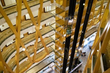 Lüks otelin lobisindeki ana merdiven, altın pahalı lüks otel. Güzel lambaları ve asansörleri olan otelin altın tasarımı. Türkiye 'nin Antalya kentinde tatil beldesi