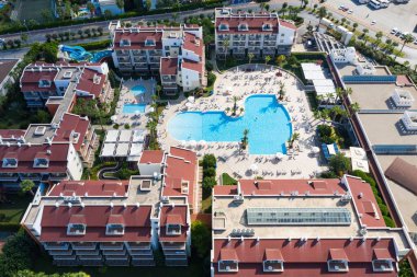 Otelde havuz manzarası var. Türk Rivierası. Kenar, Akdeniz Kıyısı, Antalya, Türkiye insansız hava aracı görüntüsü