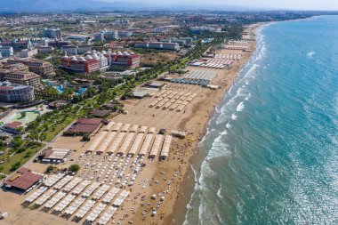Türk Rivierası 'ndaki plajın havadan görünüşü. Kenar, Akdeniz Kıyısı, Antalya Turistik Plajı, Türkiye insansız hava aracı görüntüsü