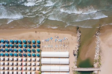 Türk Rivierası 'ndaki plajın havadan görünüşü. Kenar, Akdeniz Kıyısı, Antalya Turistik Plajı, Türkiye insansız hava aracı görüntüsü