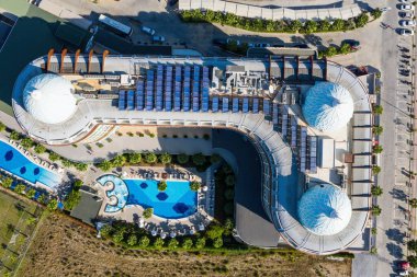 Türkiye 'deki Side aquapark Otelleri. Türkiye 'nin Antalya kentindeki tatil beldesinde insansız hava aracı fotoğrafı