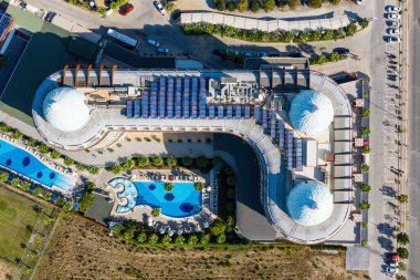 Türkiye 'deki Side aquapark Otelleri. Türkiye 'nin Antalya kentindeki tatil beldesinde insansız hava aracı fotoğrafı