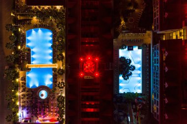 Geceleri yan yana. Türkiye 'de gece vakti oteller ve sokaklar. Türkiye 'nin Antalya kentinde gece aydınlık tatil beldesi