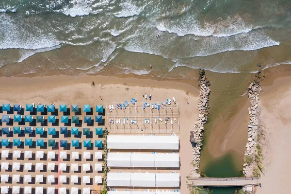 Türk Rivierası 'ndaki plajın havadan görünüşü. Kenar, Akdeniz Kıyısı, Antalya Turistik Plajı, Türkiye insansız hava aracı görüntüsü