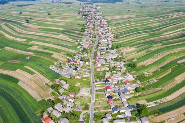 ドローンの空撮から村 ポーランド南部のクラクフ郡のスロゾワ村 英語版 ポーランドの家やフィールドを持つ美しい村 畑の真ん中にある村 — ストック写真
