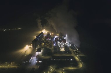 Geceleri metanol ve etanol fabrikası. Mısır tanesinden üretilen Polonyalı metanol ve etanol üreticisi. Üretim fabrikası Polonya 'da Nysa yakınlarında yer almaktadır..